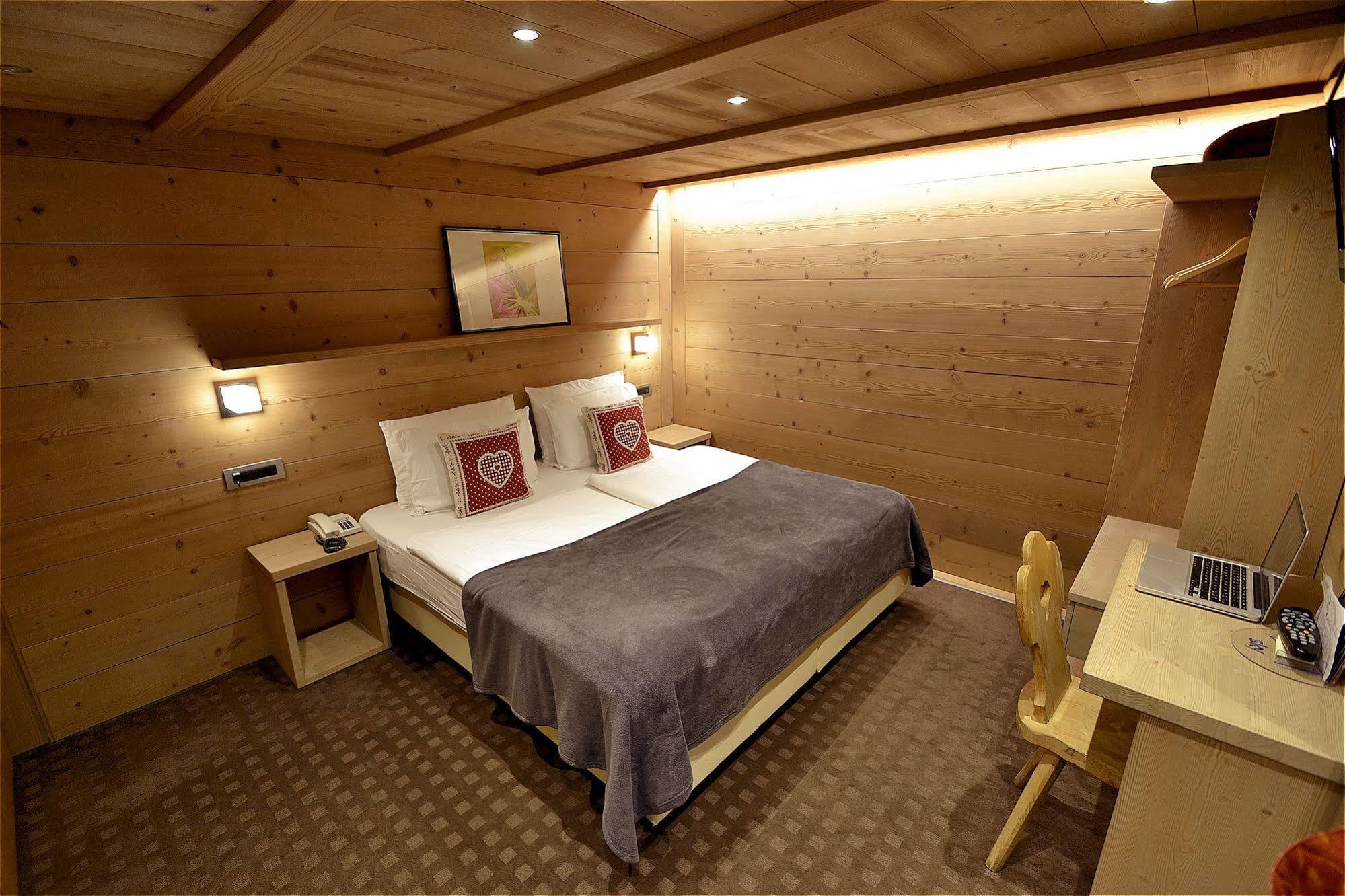 Hotel Piccolo Tibet リヴィーニョ エクステリア 写真